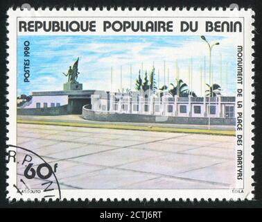 BENIN UM 1980: Briefmarke gedruckt von Benin, zeigt Monument, Märtyrerplatz, Cotonou, um 1980 Stockfoto