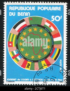 BENIN UM 1979: Briefmarke gedruckt von Benin, zeigt Karte von Afrika und Flaggen, um 1979 Stockfoto