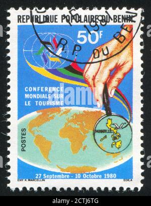 BENIN UM 1980: Briefmarke gedruckt von Benin, zeigt Philippinen unter Lupe, um 1980 Stockfoto