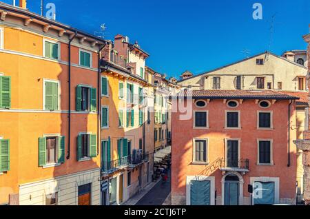 Typisch italienische Straße mit traditionellen bunten Gebäuden mit Fensterläden, Luftaufnahme, Retro-Stil Foto, blauer Himmel Hintergrund, Verona Stadt historischen Zentrum, Region Venetien, Norditalien Stockfoto