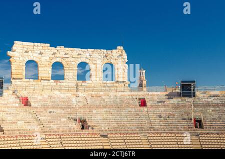 Die Verona Arena Innenansicht mit Steinständen. Römisches Amphitheater Arena di Verona antikes Gebäude, sonniger Tag, blauer Himmel, Altstadt von Verona, Region Venetien, Norditalien