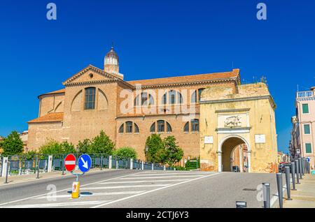 Porta Santa Maria o Porta Garibaldi Tor und Kathedrale Santa Maria Assunta Duomo katholische Kirche in Chioggia historischen Zentrum, blauer Himmel Hintergrund im Sommer, Region Venetien, Norditalien Stockfoto