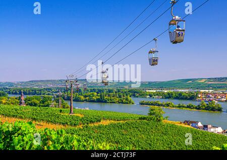 Seilbahn auf Seilbahnseilbahn von Rüdesheim am Rhein Stadt nach Roseneck Berg über Weinbergen Felder des Rheintals Hügel, blauer klarer Himmel Hintergrund in sonnigen Sommertag, Land Hessen, Deutschland Stockfoto