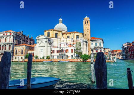 Chiesa di San Geremia katholische Kirche mit Kuppel und Glockenturm campanile von Grand Canal Wasserstraße in Venedig historischen Stadtzentrum, blau klaren Himmel Hintergrund im Sommer, Region Venetien, Italien Stockfoto