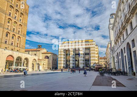 Brescia, Italien, 11. September 2019: Postgebäude, Torrione INA oder INA Tower Wolkenkratzer auf der Piazza della Vittoria Victory Square mit Art Deco Rationalismus Stil Gebäude, historische Altstadt Stockfoto