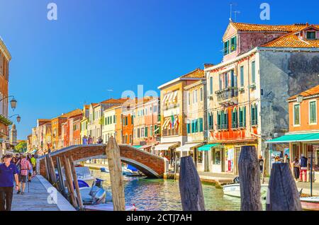 Murano, Italien, 14. September 2019: Murano-Inseln mit Brücke über den Wasserkanal, Boote und Motorboote, bunte traditionelle Gebäude, Lagune von Venedig, Provinz Venedig, Region Venetien Stockfoto