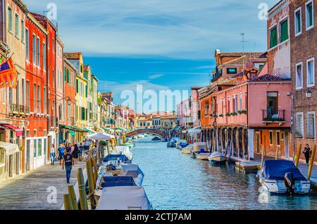 Murano, Italien, 14. September 2019: Murano-Inseln mit Brücke über den Wasserkanal, Boote und Motorboote, bunte traditionelle Gebäude, Lagune von Venedig, Provinz Venedig, Region Venetien Stockfoto