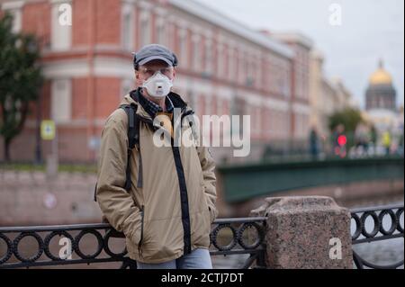 Reifer Mann mit Atemschutzmaske im Zentrum von Sankt Petersburg. Neue Normalität während der COVID-19-Pandemie Stockfoto