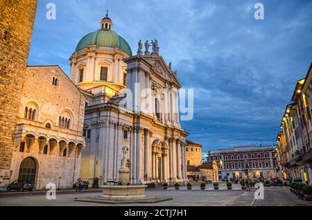 Palazzo del Broletto Palast, Kathedrale Santa Maria Assunta, Duomo Nuovo oder Neue Kathedrale römisch-katholische Kirche auf der Piazza Paolo VI Platz in Brescia historischen Zentrum, Lombardei, Norditalien Stockfoto