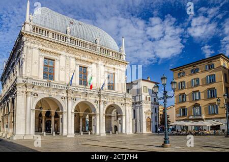 Palazzo della Loggia Rathaus Gebäude im Renaissance-Stil und Straßenbeleuchtung auf der Piazza della Loggia, Brescia Altstadt, blauer Himmel Hintergrund, Lombardei, Norditalien Stockfoto