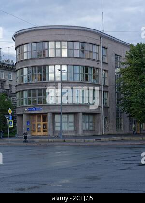 Büro der Russischen Post im konstruktivistischen Gebäude des Hauses der Sowjets des Bezirks Narva in St. Petersburg, Russland. 1931-1934 errichtetes Gebäude Stockfoto