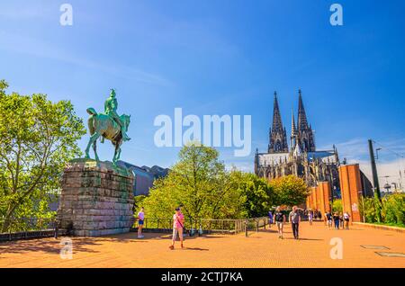 Köln, Deutschland, 23. August 2019: Dom Römisch-Katholische Kirche St. Peter gotischer Baustil und Reiterstatue von Kaiser Wilhelm II Denkmal in der historischen Innenstadt Stockfoto