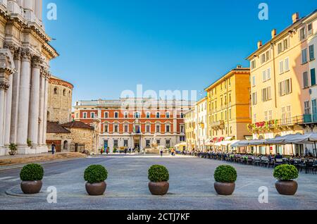 Brescia, Italien, 11. September 2019: Piazza Paolo VI Platz mit Santa Maria Assunta Neue Kathedrale, Duomo Nuovo katholische Kirche, Credito Agrario Bresciano Bank, grüne Büsche Töpfe, historisches Zentrum Stockfoto