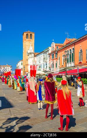 Chioggia, Italien, 16. September 2019: Menschen Schauspieler nehmen an Filmaufnahmen, Massenszene Filmproduktion in der Straße des historischen Stadtzentrums mit alten bunten bunten bunten Gebäuden, Region Venetien Stockfoto