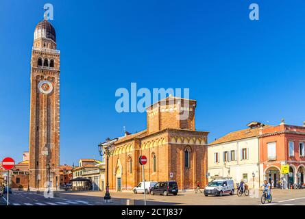 Chioggia, Italien, 16. September 2019: Uhr und Glockenturm der Kathedrale Santa Maria Assunta Duomo und Chiesa di San Martino katholisches Kirchengebäude im historischen Stadtzentrum, blauer Himmel am Sommertag Stockfoto