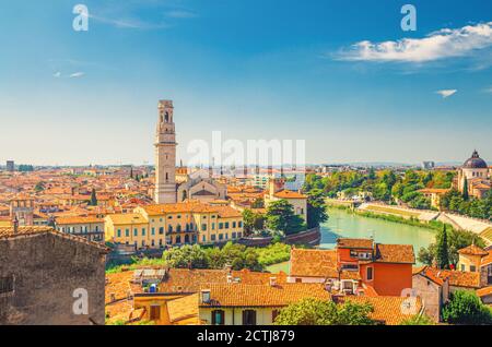 Luftaufnahme von Verona historischen Stadtzentrum, Etsch Fluss, Kathedrale von Verona katholische Kirche, Duomo di Verona, Gebäude mit roten Ziegeldächern, Region Venetien, Italien. Verona Stadtbild, Panoramablick. Stockfoto