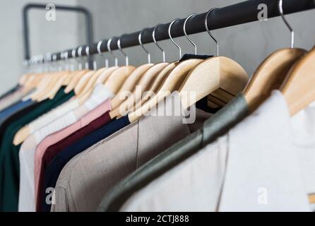 Sammlung von High-Fashion-Kleidung, die auf einem Kleiderständer in einem Einzelhandelsgeschäft hängt. Stockfoto