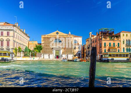 Chiesa di San Marcuola katholische Kirche Gebäude in Cannaregio Sestiere von Grand Canal Wasserstraße in Venedig historischen Stadtzentrum, blau klaren Himmel Hintergrund im Sommer, Region Venetien, Italien Stockfoto