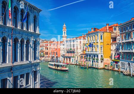 Grand Canal Wasserstraße in Venedig historischen Stadtzentrum mit Vaporetto, venezianische Architektur bunten Gebäuden und Kirche der Heiligen Apostel Christi Glockenturm. Region Venetien, Norditalien. Stockfoto