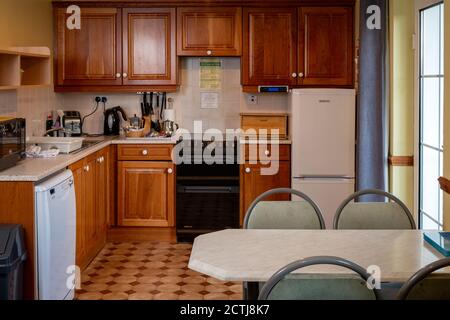 Typische Kücheneinrichtung in einem Gästehaus mit Selbstverpflegung und Bed and Breakfast Apartment in Irland, Europa Stockfoto