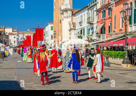 Chioggia, Italien, 16. September 2019: Menschen Schauspieler nehmen an Filmaufnahmen, Massenszene Filmproduktion in der Straße des historischen Stadtzentrums mit alten bunten bunten bunten Gebäuden, Region Venetien Stockfoto