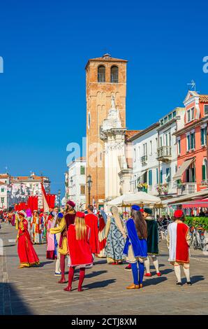 Chioggia, Italien, 16. September 2019: Menschen Schauspieler nehmen an Filmaufnahmen, Massenszene Filmproduktion in der Straße des historischen Stadtzentrums mit alten bunten bunten bunten Gebäuden, Region Venetien Stockfoto