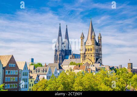 Blick auf das historische Stadtzentrum mit Türmen des Kölner Doms St. Peter, große römisch-katholische Kirche St. Martin Gebäude und Dächer von bunten Häusern, Nordrhein-Westfalen, Deutschland Stockfoto