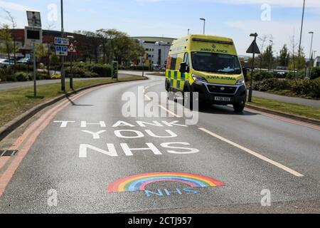 Ein Krankenwagen passiert das ‘Thank you NHS Regenbogen’ Schild an Pinderfields Hospital auf dem Weg zu einer Legende Stockfoto