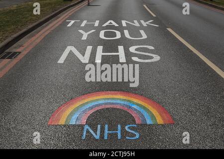 Pinderfields Hospital hat ein ‘Danke NHS’ Schild auf gemalt Die Zufahrtsstraße zum Krankenhaus Stockfoto