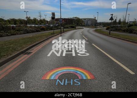 Pinderfields Hospital hat ein ‘Danke NHS’ Schild auf gemalt Die Zufahrtsstraße zum Krankenhaus Stockfoto