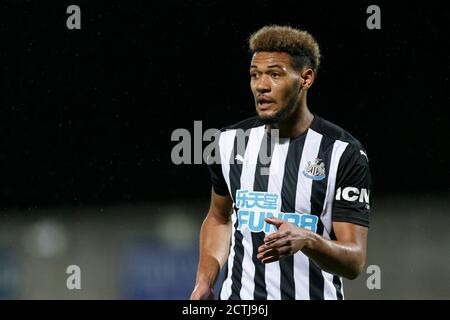 Morecambe, Großbritannien. September 2020. Jamaal Lascelles von Newcastle United während des Carabao Cup Third Round Matches zwischen Morecambe und Newcastle United in der Globe Arena am 23. September 2020 in Morecambe, England. (Foto von Daniel Chesterton/phcimages.com) Quelle: PHC Images/Alamy Live News Stockfoto