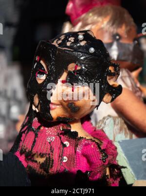 Gruselige Babypuppe. Außerhalb Halloween Dekoration. Kopfaufnahme der Puppe mit Augen genäht schließen und schwarze Maske. Stockfoto