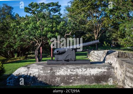 Leichte Geschütze auf der gunsite über dem Munitionsdepot und Garnisonen im Ewigen Goldenen Schloss in an Ping, Tainan, Taiwan. Stockfoto