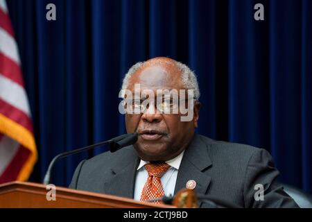 Washington, DC, USA. September 2020. James Clyburn (Demokrat von South Carolina), Vorsitzender des US House Select Subcommittee on the Coronavirus, spricht während einer Anhörung in Washington, DC, USA, am Mittwoch, den 23. September 2020. Der Vorsitzende der US-Notenbank, Jerome Powell, sagte gestern, dass die US-Wirtschaft noch einen langen Weg vor sich habe, bis sie sich vollständig von der Coronavirus-Pandemie erholt habe und weitere Unterstützung benötige. Quelle: Stefani Reynolds/Pool via CNP Quelle: dpa/Alamy Live News Stockfoto