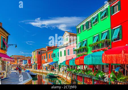 Burano, Italien, 14. September 2019: Bunte Häuser der Insel. Mehrfarbige Gebäude am fondamenta-Ufer des schmalen Wasserkanals im Zentrum, Provinz Venedig, Region Venetien. Burano Postkarte Stockfoto