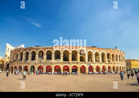 Verona, Italien, 12. September 2019: Arena Verona auf der Piazza Bra. Römisches Amphitheater Arena di Verona antikes Gebäude, sonniger Tag, blauer Himmel im Hintergrund, Kopierraum, historisches Zentrum von Verona Stockfoto