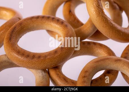 Makroaufnahme von Bagels auf hellem Hintergrund. Backwaren, dichte Brötchen Stockfoto