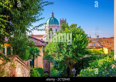 Kuppel von Santa Maria Assunta Neue Kathedrale, Duomo Nuovo römisch-katholische Kirche, Ziegeldächer von alten Gebäuden und grünen Bäumen, Brescia Altstadt, blauer Himmel, Lombardei, Norditalien Stockfoto