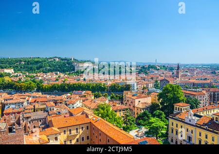 Luftaufnahme des historischen Zentrums von Verona Citta Antica mit roten Dachziegeln. Panoramablick auf das Stadtbild von Verona. Blauer Himmel Hintergrund kopieren Raum. Region Venetien, Norditalien Stockfoto