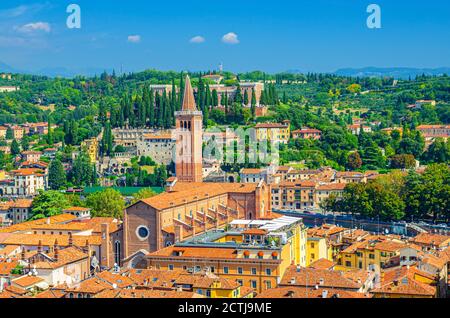 Luftaufnahme der Basilica di Santa Anastasia katholische Kirche in Verona Stadt historischen Zentrum Citta Antica. Stadtbild der Stadt Verona. Blauer Himmel, Vorstadthügel Hintergrund. Region Venetien, Norditalien Stockfoto