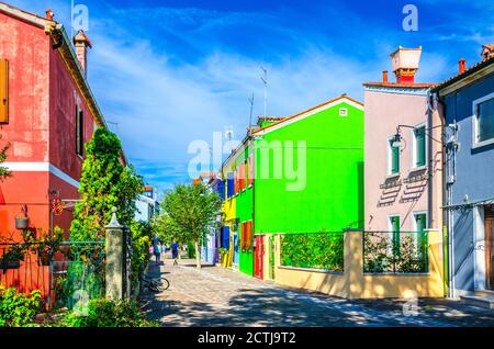 Bunte Häuser der Insel Burano. Bunte Gebäude in engen Straßen, blauer Himmel Hintergrund in sonnigen Sommertag, Provinz Venedig, Region Venetien, Norditalien. Burano Postkarte Stockfoto