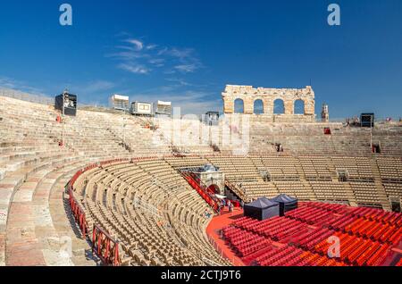 Verona, Italien, 12. September 2019: Verona Arena Innenansicht mit Steinständen. Römisches Amphitheater Arena di Verona antikes Gebäude, sonniger Tag, blauer Himmel, historisches Stadtzentrum, Region Venetien Stockfoto