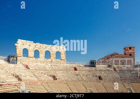 Verona, Italien, 12. September 2019: Verona Arena Innenansicht mit Steinständen. Römisches Amphitheater Arena di Verona antikes Gebäude, sonniger Tag, blauer Himmel, historisches Stadtzentrum, Region Venetien Stockfoto