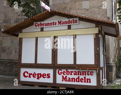 Hildesheim, Deutschland - 6. September 2020: Deutsche Inschrift von gerösteten Mandeln und Crepe auf einem geschlossenen Verkaufsstand Stockfoto