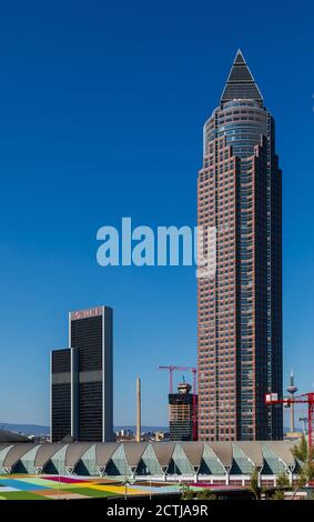 Frankfurt, Hessen, Deutschland: Der Messeturm ist ein 63-geschossiger, 257 m hohe Wolkenkratzer im Stadtteil Westend-Süd. Westend Tower links Stockfoto