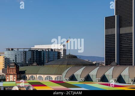 Frankfurt, Hessen, Deutschland: 2019: Fair Trade Frankfurt und deutsche Flagge auf der Festhalle Frankfurt. Hintergrund: Kongresszentrum, Marriott Hotel. Stockfoto