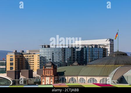 Frankfurt, Hessen, Deutschland: Fair Trade Frankfurt und deutsche Flagge auf der Festhalle Frankfurt eine Mehrzweckarena. Hintergrund: Kongresszentrum / Maritim Stockfoto