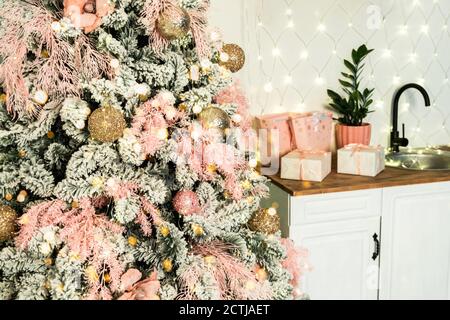 Weihnachtsbaum und Geschenke im Inneren Stockfoto