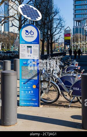 Frankfurt, Hessen, Deutschland: Eine solarbetriebene Mietstation von nextbike, einem deutschen Unternehmen, das öffentliche Bike-Sharing-Systeme entwickelt/betreibt Stockfoto