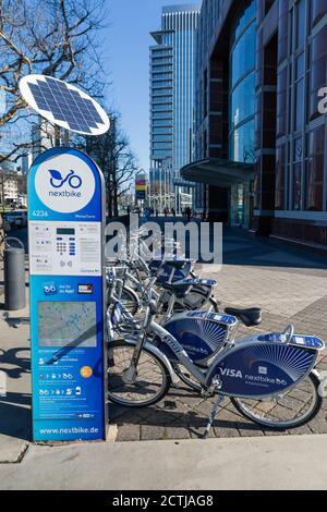 Frankfurt, Hessen, Deutschland: Eine solarbetriebene Mietstation von nextbike, einem deutschen Unternehmen, das öffentliche Bike-Sharing-Systeme entwickelt/betreibt Stockfoto